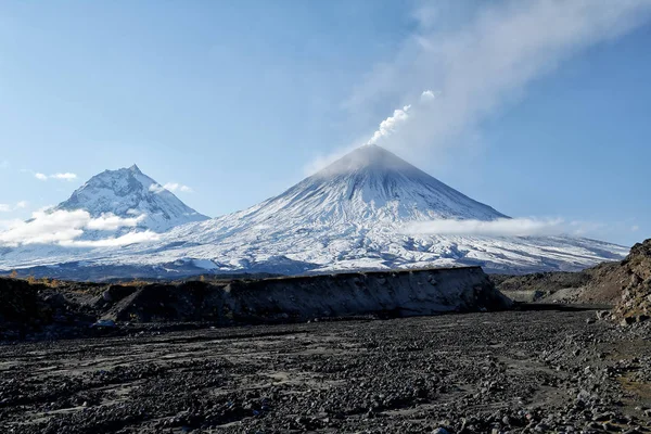 俄罗斯堪察加半岛。Klyuchevskaya sopkal(4800m) 和卡门 Volcano(4585m) — 图库照片