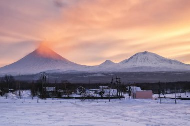 Batan güneşin yanardağ külleri yaktı. Rusya, Kamçatka Yarımadası. Köy Klyuchi. 