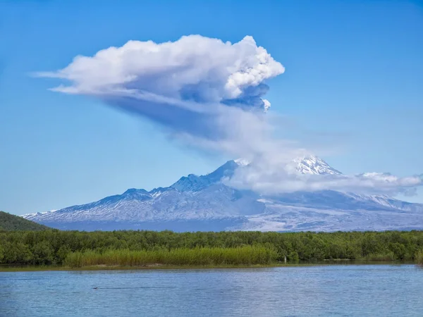 Извержение вулкана. Россия, Камчатка , — стоковое фото
