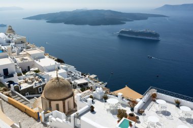 Beyaz evler Fira, Santorini ve Nea kami volkanın içinde belgili tanımlık geçmiş