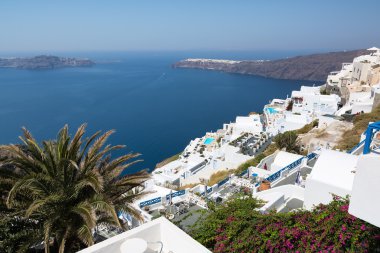 Santorini Island, Yunanistan ile tipik beyaz Yunan Imerovigli köy görünümünü evler.