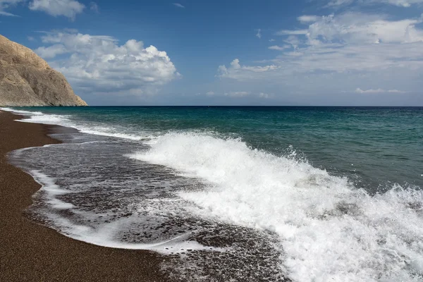 明るい青緑色の海と青い空、ペリッサ ビーチ、サントリーニ島、ギリシャ。美しい夏の風景. — ストック写真