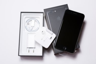 Sofia, Bulgaristan - 7 Ekim 2016: Yeni Apple iphone 7 Plus Jet siyah, beyaz zemin üzerine açıklayıcı yazı işleri unboxing.
