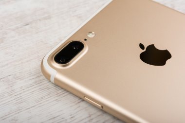 Burgas, Bulgaristan - 22 Ekim 2016: Yeni Apple iphone 7 artı altın beyaz arka plan, arka yüzüne, açıklayıcı yazı işleri üzerinde.