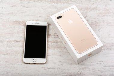 Burgas, Bulgaristan - 22 Ekim 2016: Yeni Apple iphone 7 artı altın beyaz arka planda, açıklayıcı yazı işleri.