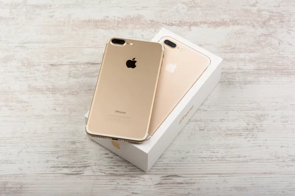 Burgas, Bułgaria - 22 października 2016 r.: Nowy Apple iphone 7 Plus Gold na białym tle, tyłu, ilustrujący redakcji. — Zdjęcie stockowe