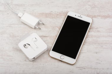 Burgas, Bulgaristan - 22 Ekim 2016: Yeni Apple iphone 7 artı altın beyaz arka planda, açıklayıcı yazı işleri.