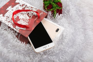 Burgas, Bulgaristan - 22 Ekim 2016: Yeni Apple iphone 7 artı altın beyaz arka plan, Noel hediyesi, açıklayıcı yazı işleri.