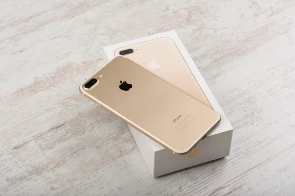 БУРГАС, БУЛЬГАРИЯ - 22 ОКТЯБРЯ 2016: Новый Apple iPhone 7 Plus Gold на белом фоне, задняя сторона, иллюстративная редакция . — стоковое фото