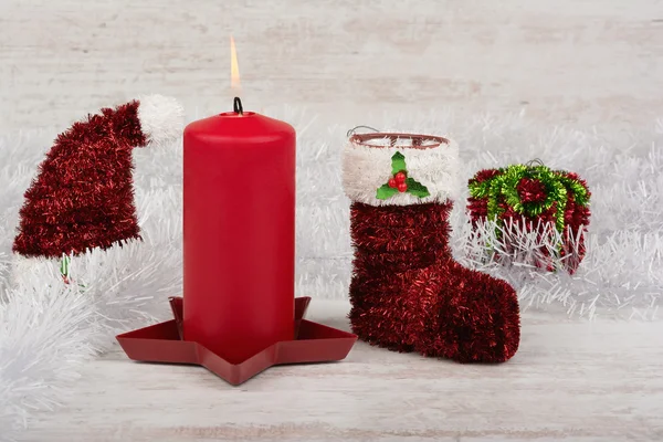 白い木製の背景に赤いろうそくとクリスマスの装飾 — ストック写真