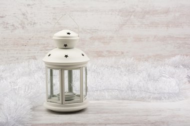 Beyaz ahşap zemin üzerinde Noel fener