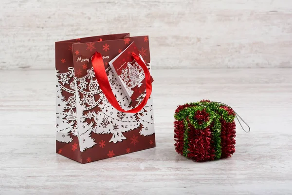 白い木製の背景に赤のクリスマス ギフト バッグします。 — ストック写真
