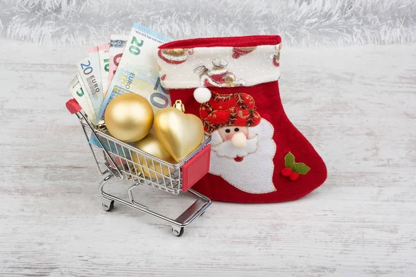 ユーロ紙幣とクリスマスの装飾のショッピングカート — ストック写真