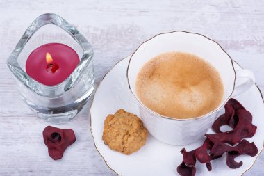 Fincan espresso kahve Çerezler ve Beyaz ahşap zemin üzerinde kırmızı mum ile