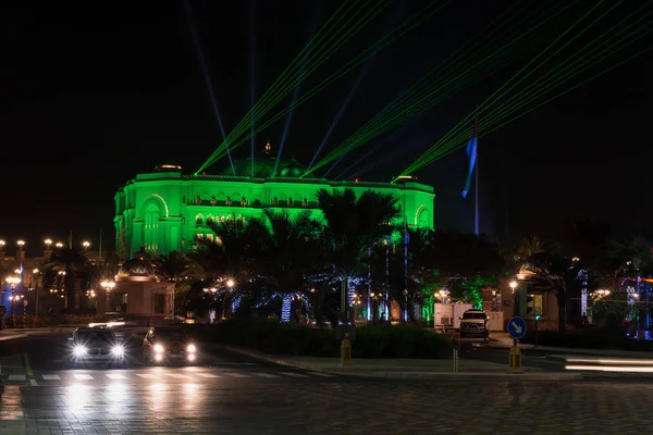 ABU DHABI, EMIRADOS ARAB UNIDOS - 4 DE DEZEMBRO DE 2016: Hotel Luxury Emirates Palace à noite. Laser e show de luz em comemoração ao 45o Dia Nacional dos Emirados Árabes Unidos . — Fotografia de Stock