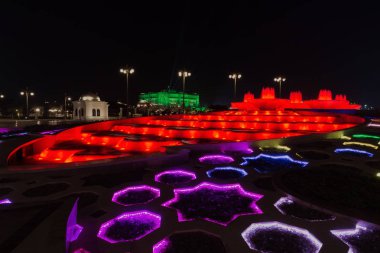 Gece görünümü renkli çeşmeler Abu Dabi, Birleşik Arap Emirlikleri.