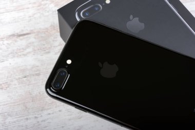 Burgas, Bulgaristan - 29 Aralık 2016: Yeni Apple iphone 7 Plus Jet siyah, Beyaz ahşap arka plan üzerinde arka yüzüne.