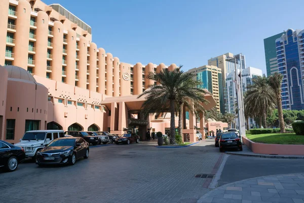 Abu Dhabi, Birleşik Arap Emirlikleri - 4 Aralık 2016: Abu Dhabi Abu Dhabi Basra Körfezi bakan Corniche üzerinde yer alan 5 yıldızlı bir resort hotel ve Sheraton Abu Dhabi Hotel Resort olduğunu.