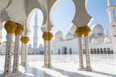 Abu Dhabi, Birleşik Arap Emirlikleri sermaye city Abu Dhabi, Birleşik Arap Emirlikleri - 5 Aralık 2016: Şeyh Zayed Ulu Camii.