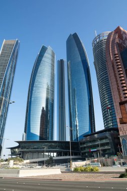 ABU DHABI, BİRLİK ARAB EMIRATES - 4 Aralık 2016: Ebu Dabi Etihad Kuleleri. Etihad Kuleleri, BAE 'nin başkenti Abu Dabi' de beş kulesi olan bir bina kompleksinin adıdır..