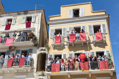 Corfu, Yunanistan - 30 Nisan 2016: Corfians kil tencere windows ve balkon Kutsal İsa'nın diriliş kutlamak için Cumartesi günü at. Paskalya pot Smashing.