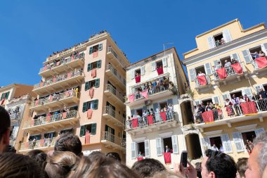 Corfu, Yunanistan - 30 Nisan 2016: Corfians kil tencere windows ve balkon Kutsal İsa'nın diriliş kutlamak için Cumartesi günü at. Paskalya pot Smashing.