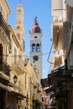 Corfu, Yunanistan - 4 Şubat 2017: Korfu, Corfu Island, Yunanistan dar sokaklarında. Saint Spyridon Kilisesi'nin çan kulesi. Korfu (Corfu) adanın başkentidir.