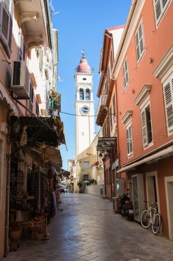 Corfu, Yunanistan - 4 Şubat 2017: Korfu, Corfu Island, Yunanistan dar sokaklarında. Saint Spyridon Kilisesi'nin çan kulesi. Korfu (Corfu) adanın başkentidir.