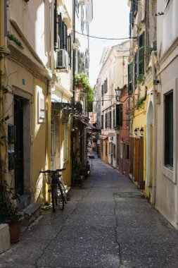 Dar sokaklarında Korfu şehir, Corfu Island, Yunanistan.