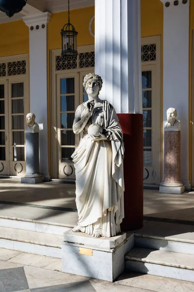 Staty av en grekiska mytiska musa i Achilleion palace, Korfu, Grekland, byggdes av kejsarinnan av Österrike Elisabeth av Bayern, även känd som Sisi — Stockfoto