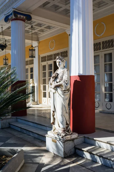 皇后オーストリア エリザベートのババリアのまたとして知られているシシィで構築された、アキレイオン宮殿、コルフ島、ギリシャでギリシャ神話のミューズの像 — ストック写真