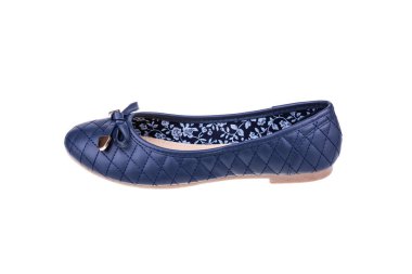 Beyaz arka plan üzerinde izole koyu mavi bayanlar düz ayakkabı.