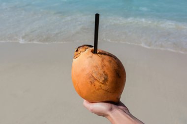 saman sahilde içme ile Hindistan cevizi.