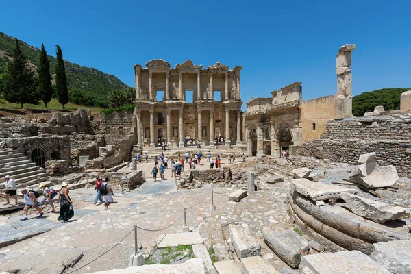 Ephesus, Turkiet - 24 maj 2015: The bibliotek av Celsus är en antik romersk byggnad i Efesos, Anatolien, nu del av Selcuk, Turkiet. — Stockfoto