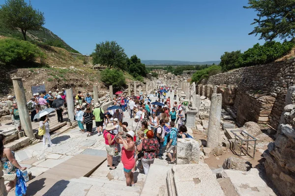 Efes, Türkiye - 24 Mayıs 2015: Curetes sokak Efes Herkül'ün kapısına kadar Celsus Kütüphanesi arasında üç ana caddelerinden biri olan. — Stok fotoğraf