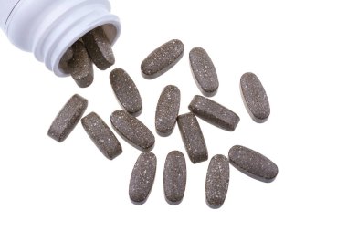 Beyaz arka plan üzerinde izole multivitamin bitkisel hap.