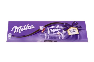 Burgas, Bulgaristan - 17 Mayıs 2017: Milka İsviçre sütlü çikolata bar beyaz arka plan üzerinde izole. Mondelez International tarafından yapılan Milka Alp süt çikolata bar.
