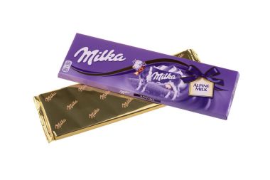 Burgas, Bulgaristan - 17 Mayıs 2017: Milka İsviçre sütlü çikolata bar beyaz arka plan üzerinde izole. Mondelez International tarafından yapılan Milka Alp süt çikolata bar.