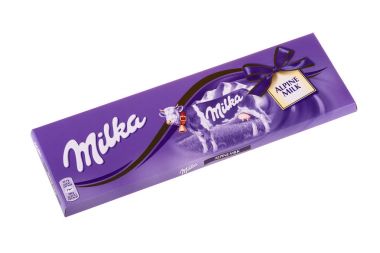 Burgas, Bulgaristan - 17 Mayıs 2017: Milka İsviçre sütlü çikolata bar beyaz arka plan üzerinde izole. Mondelez International tarafından yapılan Milka Alp süt çikolata bar.