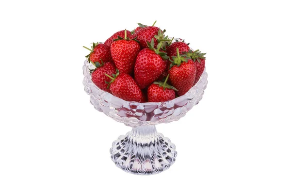 Fresas frescas en un recipiente de vidrio aislado sobre fondo blanco —  Fotos de Stock