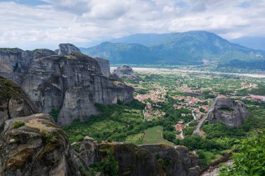 Meteora kayalardan Thessaly, Yunanistan Kalambaka kasaba görüntülemek.