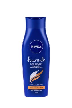 Burgaz, Bulgaristan - 22 Mayıs 2017: Nivea Saç sütü Şampuan Kalın Saç Yapısı 400 ml beyaz üzerine izole, kırpma yolu ile. Nivea markası Alman şirketi Beiersdorf Ag'ye ait.