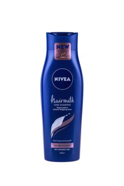 Burgaz, Bulgaristan - 9 Temmuz 2017: Nivea Saç sütü Şampuan İnce Saç Yapısı 250 ml beyaz üzerine izole, kırpma yolu ile. Nivea markası Alman şirketi Beiersdorf Ag'ye ait.