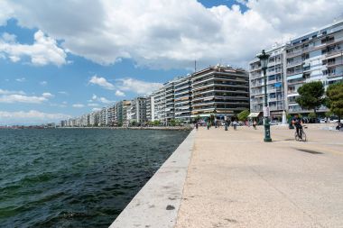 Thessaloniki, Yunanistan - 29 Mayıs 2017: Güneşli bir günde, Selanik, Yunanistan waterfront.