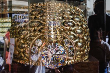 Dubai, Birleşik Arap Emirlikleri - 7 Aralık 2016: Deira Gold Souk içinde dünyanın en büyük altın yüzük. Najmat Taiba ya Taiba Star neredeyse 64 kilogram ağırlığında.