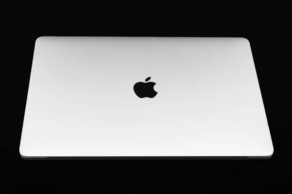 BURGAS, BULGARIE - 31 AOÛT 2017 : MacBook Pro écran Retina avec barre tactile et un capteur Touch ID intégré dans le bouton d'alimentation, fabriqué par Apple Inc. sur fond noir . — Photo