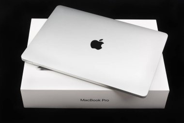 Burgas, Bulgaristan - 31 Ağustos 2017: Siyah arka plan üzerine Apple Inc tarafından yapılan güç düğmesi, Macbook Pro Retina Ekran dokunmatik bar ve Touch kimliği sensör ile entegre.