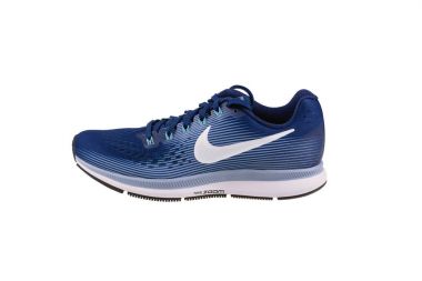 Burgas, Bulgaristan - 7 Eylül 2017: Nike Air Zoom Pegasus 34 kadın koşu ayakkabıları beyaz arka plan üzerinde izole mavi. Nike global spor giyim ve spor ayakkabısı perakendeci olduğunu.