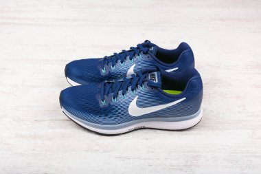 Burgas, Bulgaristan - 6 Eylül 2017: Nike Air Zoom Pegasus 34 kadın koşu ayakkabıları mavi beyaz ahşap zemin üzerinde. Nike global spor giyim ve spor ayakkabısı perakendeci olduğunu.
