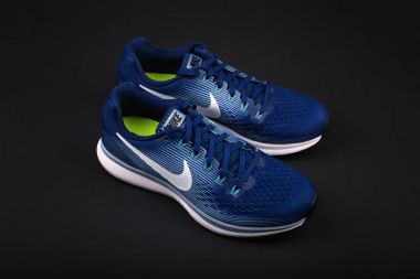 Burgas, Bulgaristan - 6 Eylül 2017: Nike Air Zoom Pegasus 34 kadın koşu ayakkabıları mavi siyah arka plan üzerine. Nike global spor giyim ve spor ayakkabısı perakendeci olduğunu.